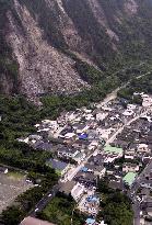 Strong quake triggers landslides on Niijima